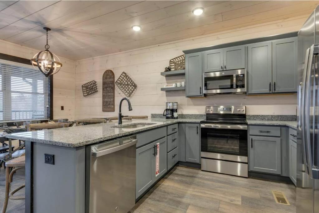 Blue Moon Ridge: Brand New Cabin! 5 Bedrooms, Pool/Hot Tub, Theatre Pigeon Forge Eksteriør billede