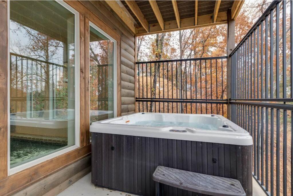 Blue Moon Ridge: Brand New Cabin! 5 Bedrooms, Pool/Hot Tub, Theatre Pigeon Forge Eksteriør billede