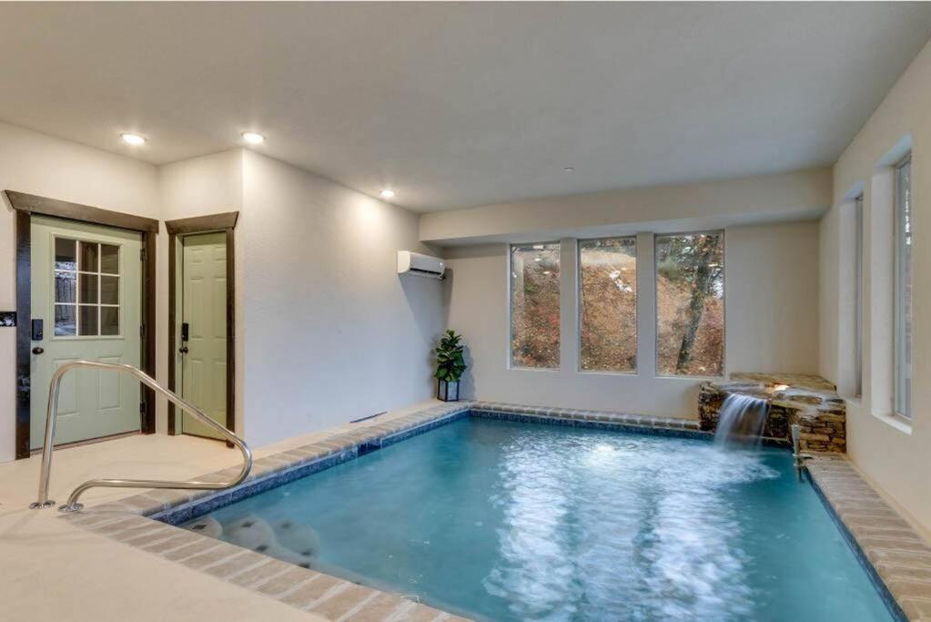 Blue Moon Ridge: Brand New Cabin! 5 Bedrooms, Pool/Hot Tub, Theatre Pigeon Forge Eksteriør billede